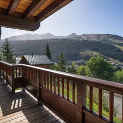A Refined Four-bedroom Mountain Escape