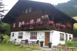 Gstaad Duplex Flat - Amazing Lake Chalet with pond