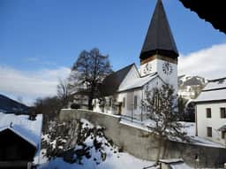 Top Floor Chalet with Balcony and Parking in Saanen - Image 3