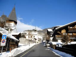 Top Floor Chalet with Balcony and Parking in Saanen - Image 4