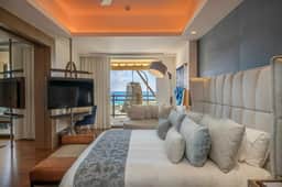 Beautiful Beachfront Penthouse with Infinity Pool