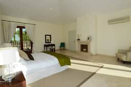 Elegant Villa Near Golf & Coast - Image 4