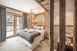 Luxury Alpine Chalet with Outdoor Jacuzzi - Image 4