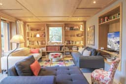 Modern Alpine Retreat Near Ski Slopes - Image 2