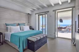 Mediterranean Reflections Villa in Lolantonis, Par