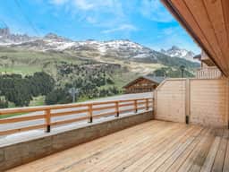 Modern Mountain Retreat with Panoramic Terrace Vie