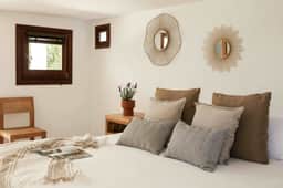 Refurbished Villa With Private Pool Views - Image 3