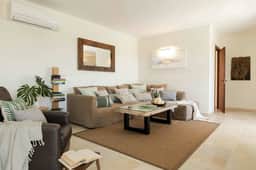 Refurbished Villa With Private Pool Views - Image 5