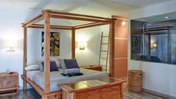 Elegant Designer Villa With Private Pool - Image 2