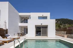 Private Villa With Beautiful Mountain Scenery - Image 2
