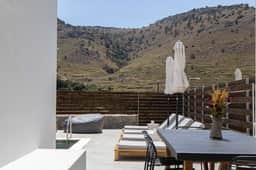 Private Villa With Beautiful Mountain Scenery - Image 3