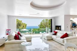 Spacious Coastal Villa With Outdoor Entertainment - Image 2