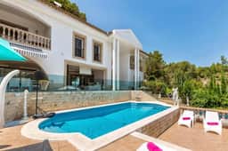 Spacious Coastal Villa With Outdoor Entertainment - Image 4