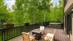 Four Bedroom Home With Spacious Decks - Image 4