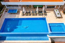 Spacious Five Bedroom Retreat in Kalkan - Image 4