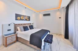 Contemporary Retreat With Jacuzzi and Seaviews - Image 3