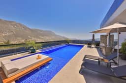 Contemporary Retreat With Jacuzzi and Seaviews - Image 4
