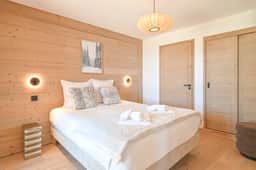 Luxury Apartment With Panoramic Mountain Views - Image 3
