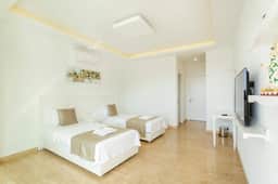 Peaceful Villa With Sauna and Jacuzzi - Image 3