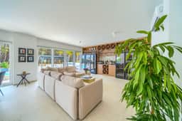 Spacious Retreat With Four Private Bathrooms - Image 2