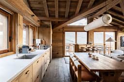 Elegant Chalet With Five Bedrooms And Fireplace - Image 5