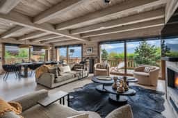 Luxury Alpine Stay With Indoor Jacuzzi - Image 2