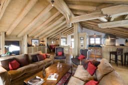 Charming Mountain Retreat with Private Jacuzzi - Image 3