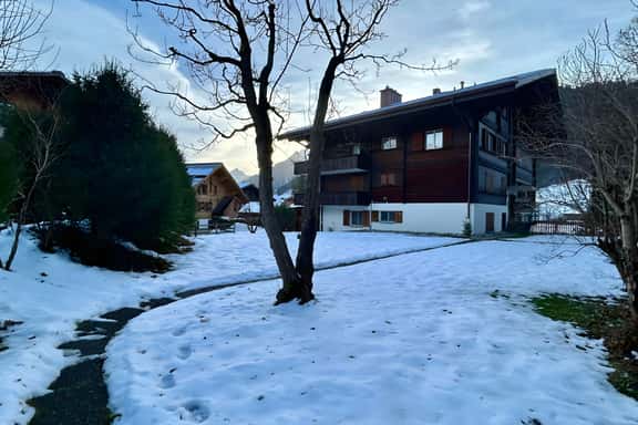Gstaad Luxurious Flat With Terrace & Stunning Views - Image 1