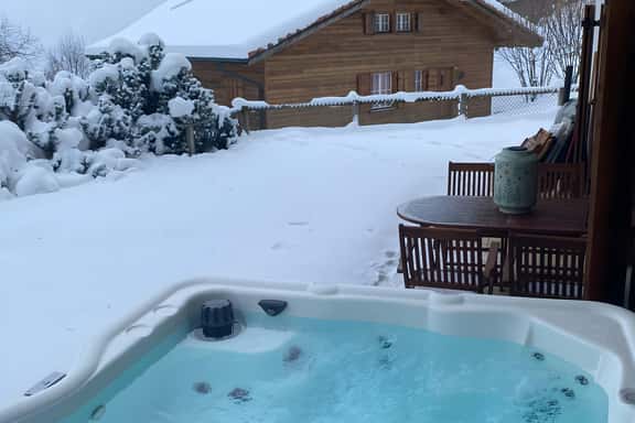 Luxurious Flat with Jacuzzi & Sauna - Image 1