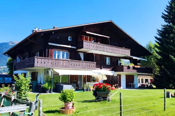 Alpine Haven 3-bedroom Chalet in Gstaad - Image 1