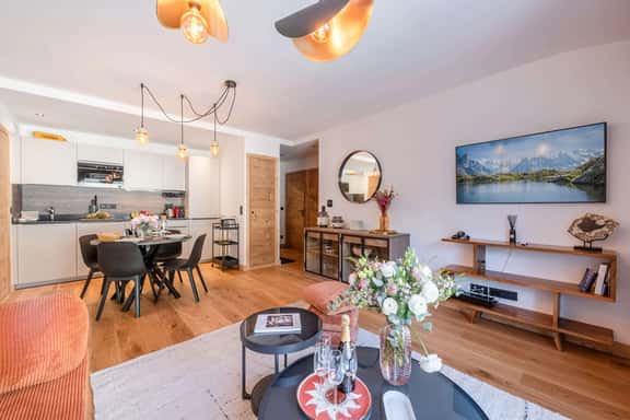 Apartment With Balcony in Prime Location - Image 1