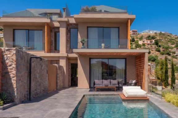 Beachfront Villa With Heated Pool in Crete - Image 1