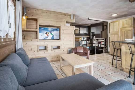 Bright Mountain Apartment With Balcony Views - Image 1