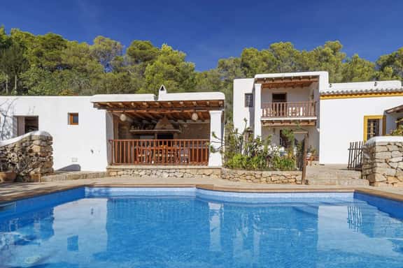 Coastal Countryside Retreat with Pool - Image 1