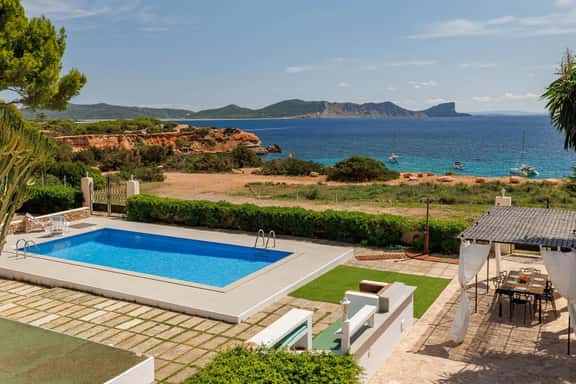 Coastal Family Villa With Pool - Image 1