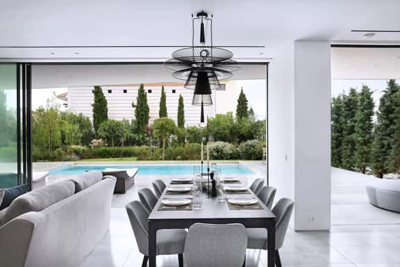 Contemporary Oceanfront Villa Stay - Image 1