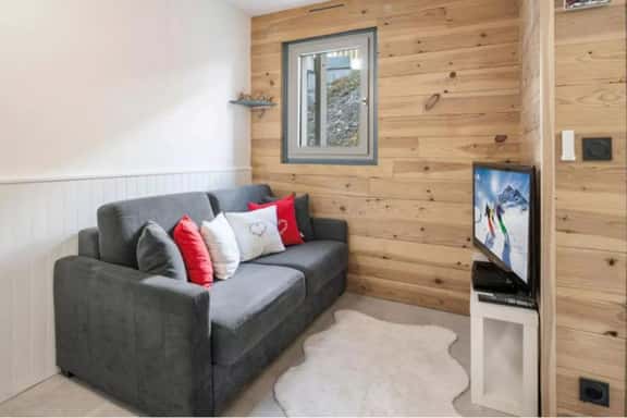 Cozy Ski Apartment With Mountain Charm - Image 1