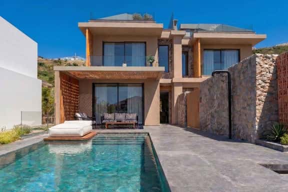 Elegant Beachfront Villa With Pool and Views - Image 1
