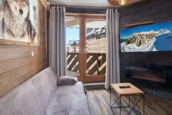 Modern Ski Apartment With Balcony Views - Image 1