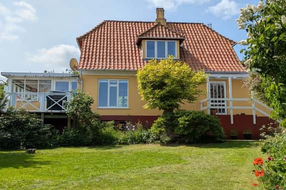 Relaxing Village Retreat Near Rocky Shore - Image 1