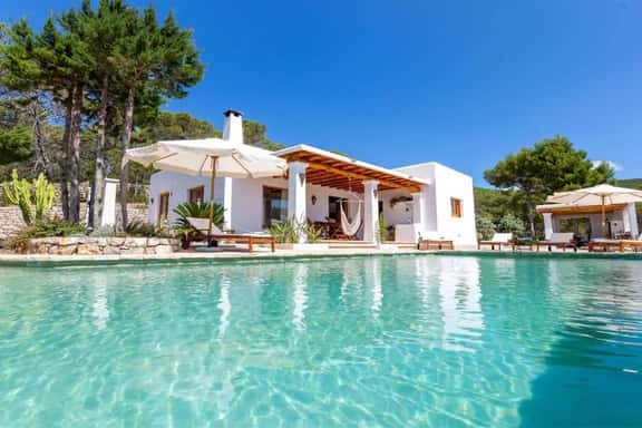 Rural Villa with Mountain and Sea Views - Image 1
