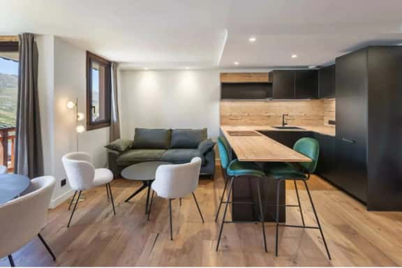 Stylish Alpine Apartment Walk to Slopes - Image 1