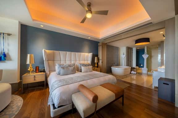 Beautiful Beachfront Penthouse with Infinity Pool - Image 1