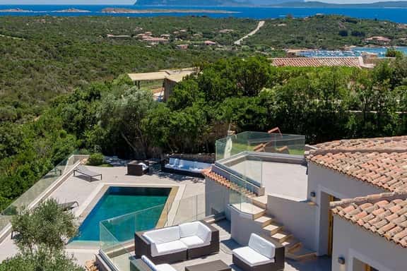 Modern Luxury Villa with Pool & Panoramic Verandas - Image 1