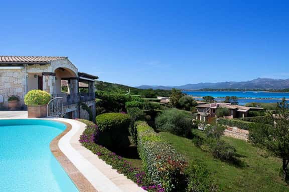 Private Villa Near Beautiful Beaches - Image 1