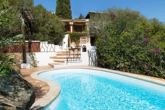 Luxury Coastal Escape With Jacuzzi - Image 1
