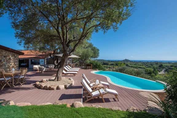 Stylish Villa Retreat Near Chia Beaches - Image 1