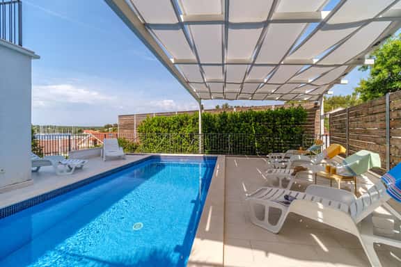 Modern Seaside Villa in Milna with Heated Pool - Image 1