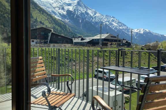 Central Chamonix Stay With Modern Comfort - Image 1