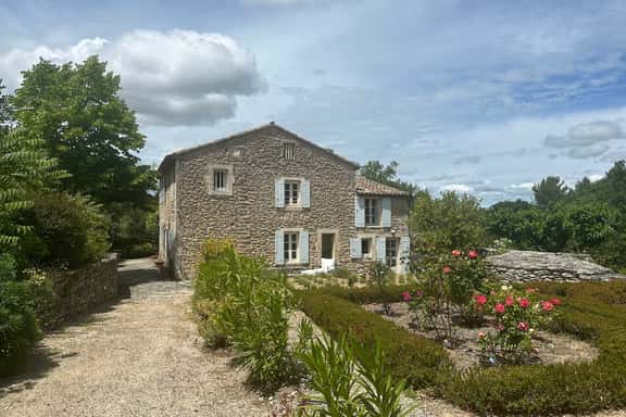Authentic Stone Mas in the Heart of the Luberon - Image 1